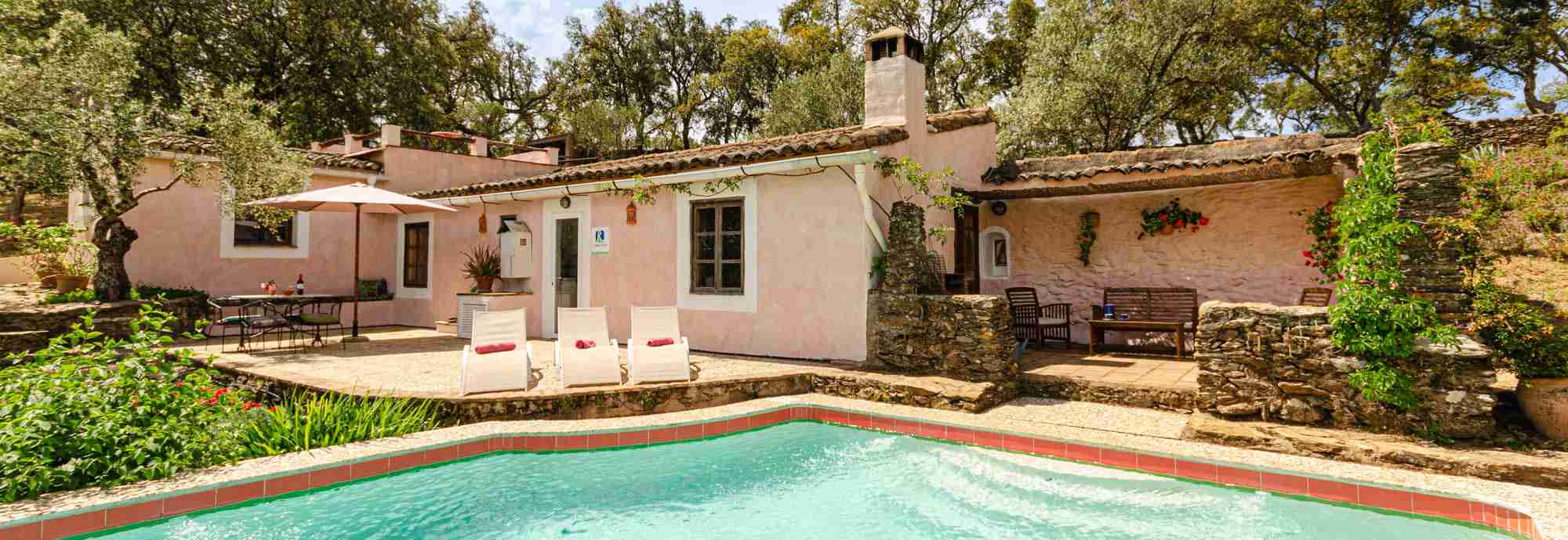 Two-bedroom rustic cottage with a gorgeous pool in a delightful private spot
